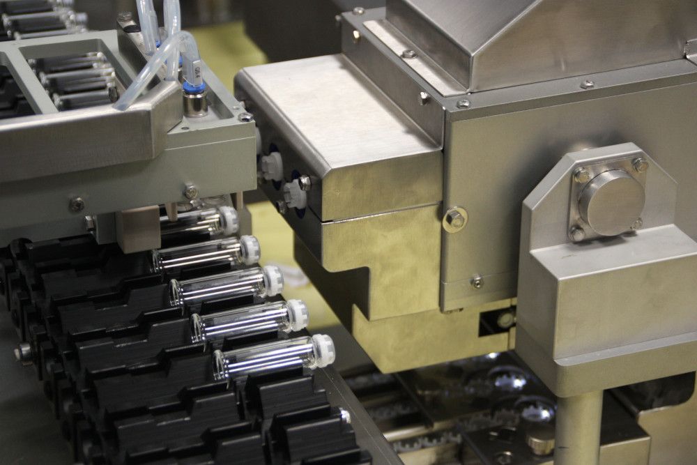 Ligne d'assemblage - mga technologies - seringue en verre_1