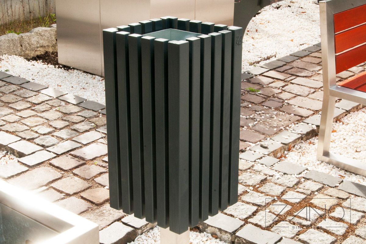 Poubelle publique Onis 03.058.Sc - Zano - 60L - avec poteau inox et parement bois_1