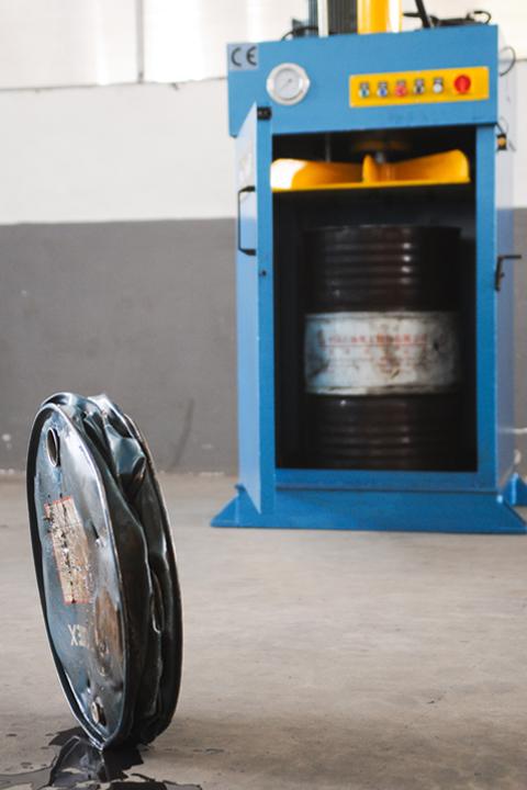 Presse verticale pour barils en acier et aluminium