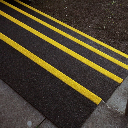 Couvre-marche antidérapant GRP, idéal pour trafic lourd et piétonnier - PG15_1