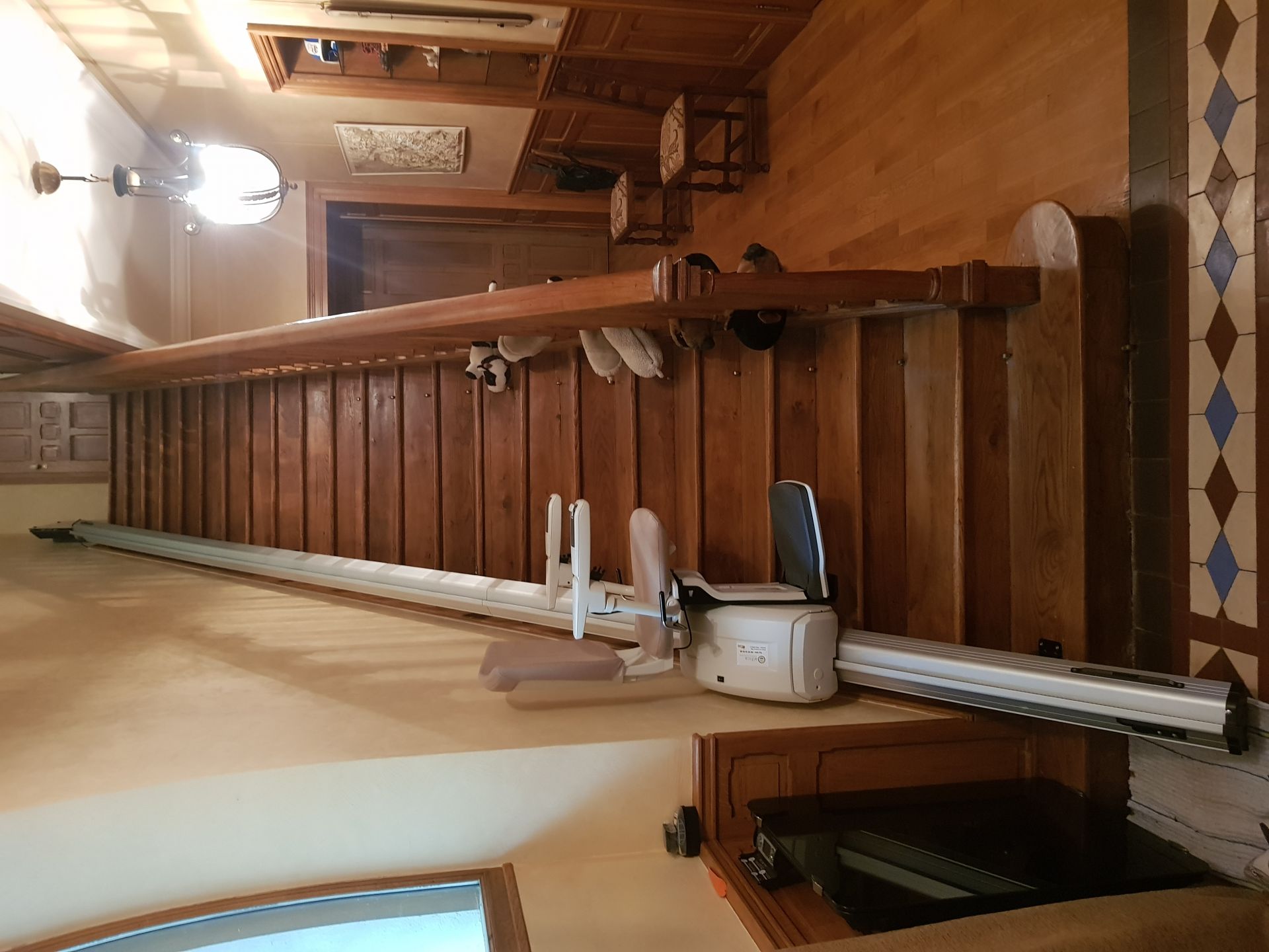 Fauteuil monte-escaliers droit HomeGlide - solution économique et robuste pour escaliers droits étroits_1