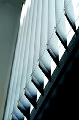 Store à bandes verticales Storistes de France - Style épuré, grandes dimensions, et gestion de la lumière_1