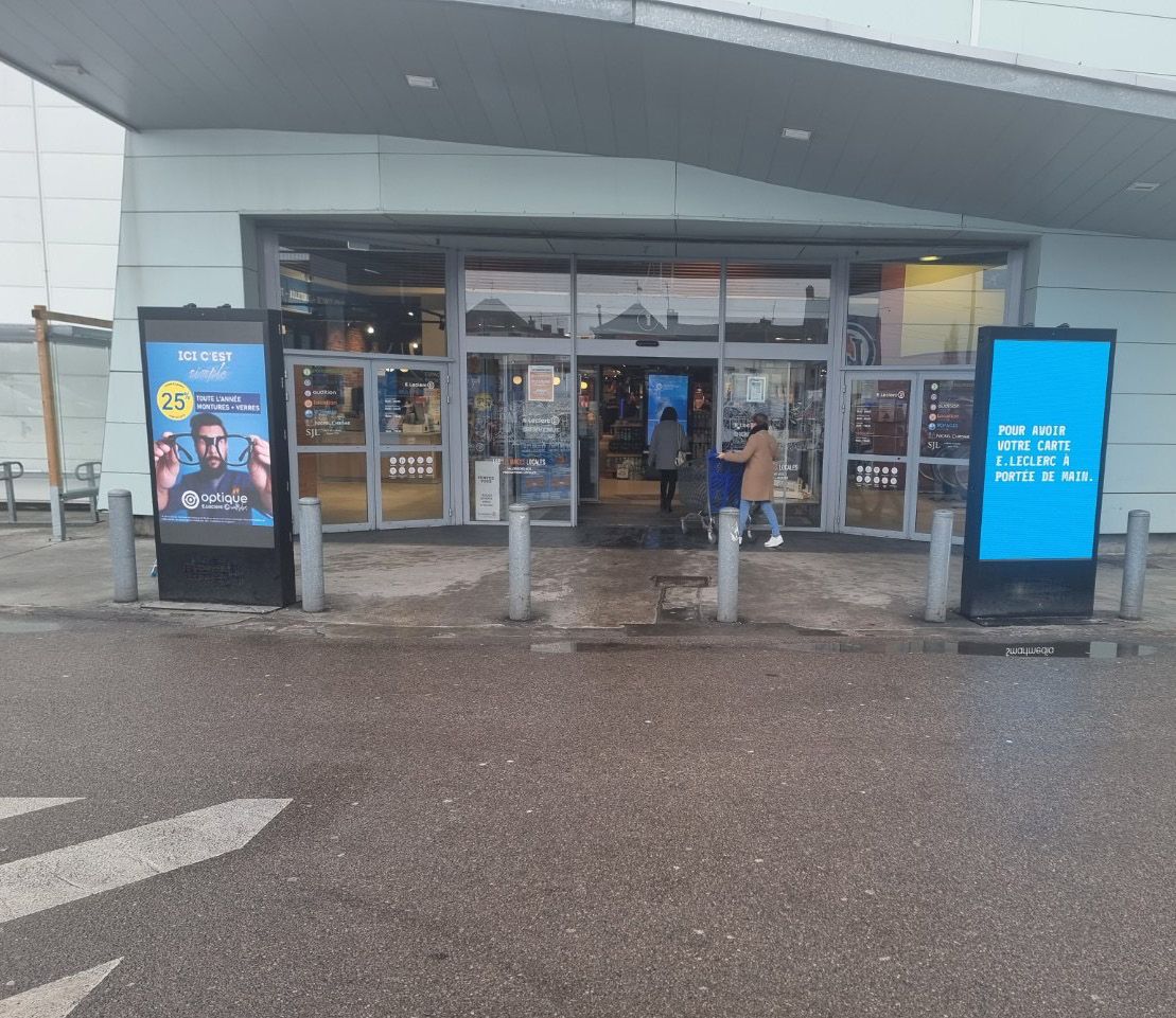 Totem lumineux outdoor LCD - haute luminosité - affichage LED 3.91 mm - format portrait_1