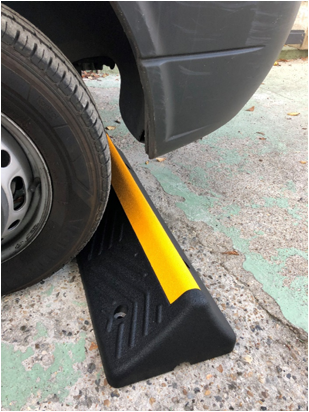 Butoir de parking spécial poids lourd en caoutchouc recyclé - 100 x 30 x h.15 cm - Fixation 5 tirefonds et chevilles - BUT PL_1