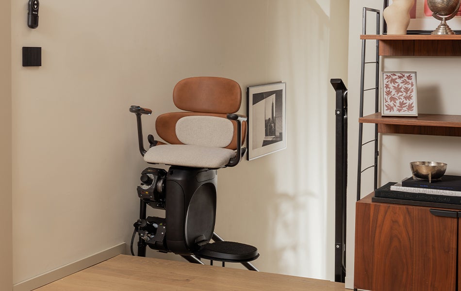 Monte escalier ergonomique avec rail noir sobre et raffiné,  commande simple et assise pivotante - JOYA_1