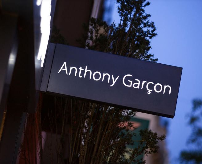 Enseigne drapeau aluminium - Fabrication personnalisée à Paris - Simple ou double face, éclairage LED ou néon_1