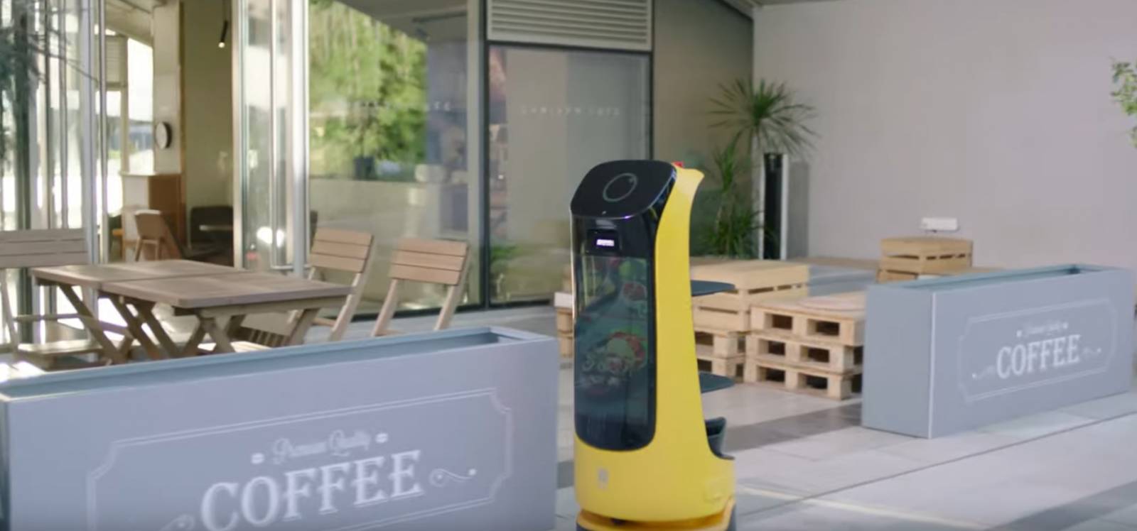 Robot serveur conçu pour les lieux accueillant du public ou les restaurants, équipé d'un grand écran publicitaire - KettyBot_0