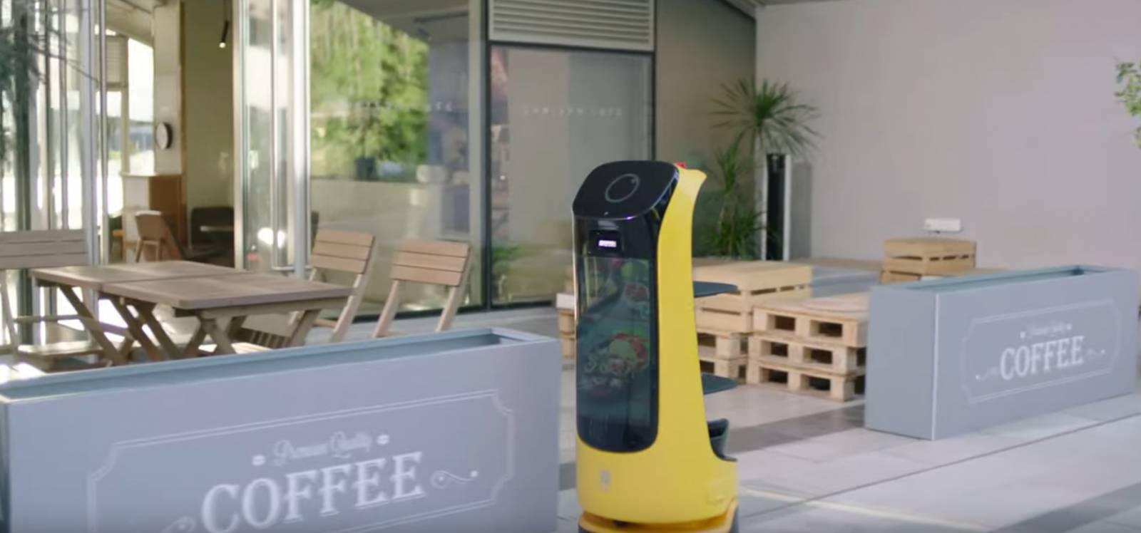 Robot serveur KettyBot - écran publicitaire, navigation IA et modes polyvalents pour lieux publics et restaurants_0