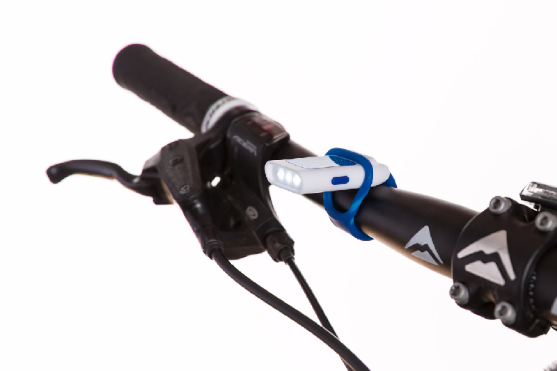 Lampe flash - 4 LED en plastique avec réflecteur et bracelet en silicone - Livrée avec piles boutons_1