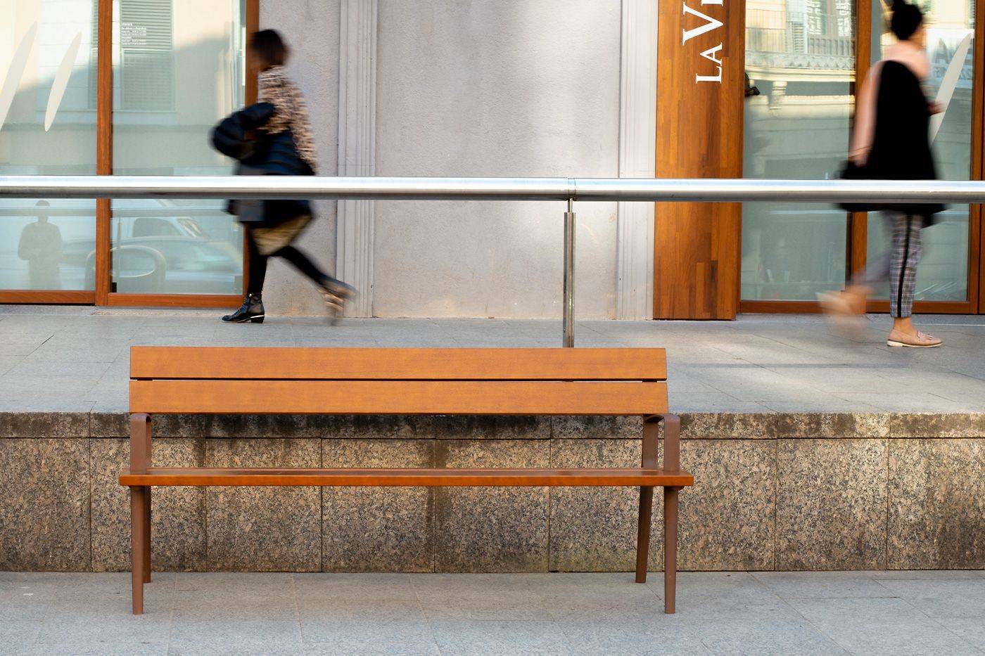 Banc public Oslo UM319 - design nordique minimaliste avec piètement en fonte ductile et lattes en bois tropical_1