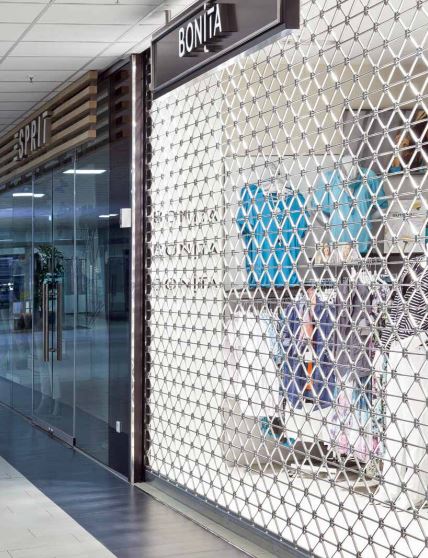 Grille roulante Teckentrup - ventilation, visibilité et protection optimales pour galeries marchandes et parkings_1