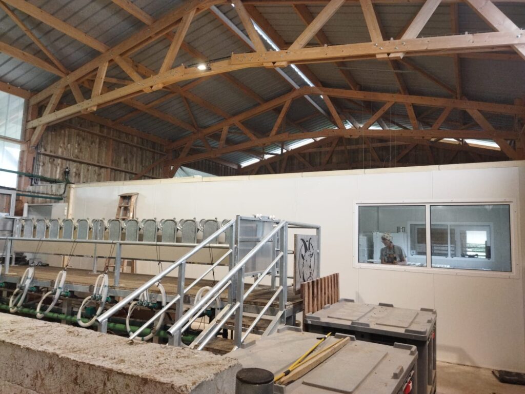 Bâtiment pour chèvres modulaire et durable en bois - Sur mesure selon vos besoins agricoles - ROINE_1