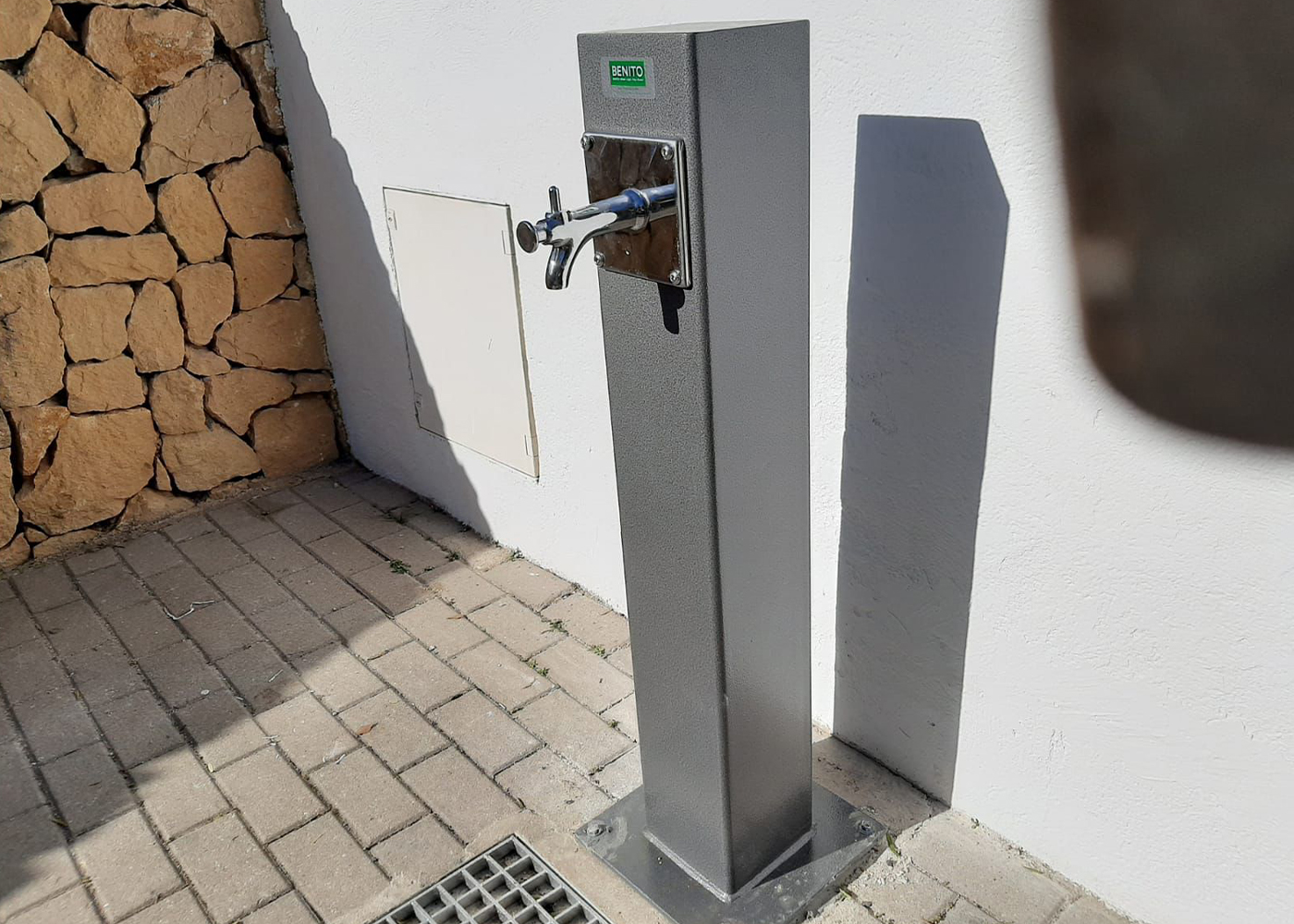 Fontaine à boire Atlas UM511-1M - structure carrée en acier traité anticorrosion_1