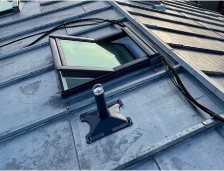 Potelet d'ancrage absorbeur sur zinc volige - dispositif de protection contre les chutes de hauteur conforme EN 795 classe A_1