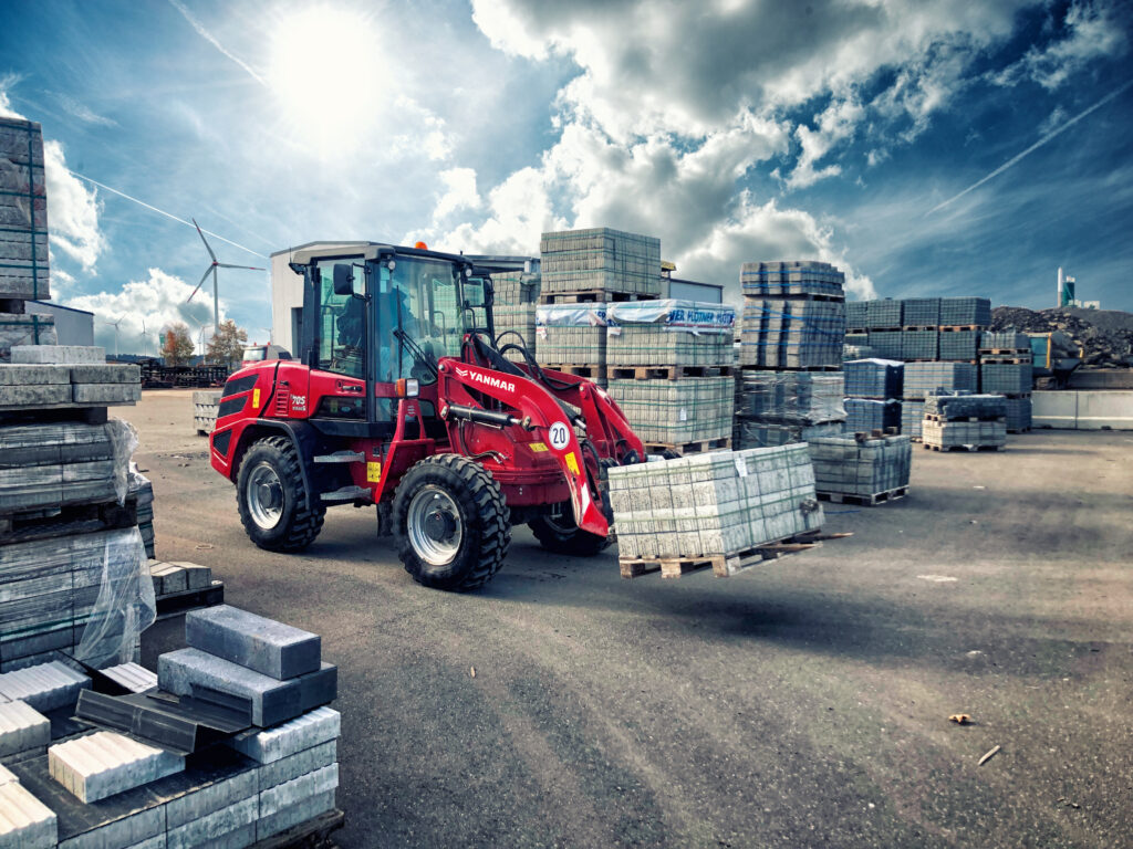 Chargeuse Yanmar V70S avec structure de levage pivotante