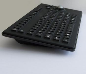 IEC-60495 - Clavier marine rétro-éclairé VESA 75 avec trackball 25mm en caoutchouc - 92 touches - IP67 - USB - Allemand - Référence: RKCT92S0049-W-MC1_1