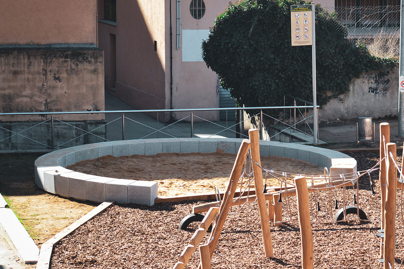 Chaise Kube Kurve UM372SK - béton préfabriqué gris granite rugueux - orientation modulable_1