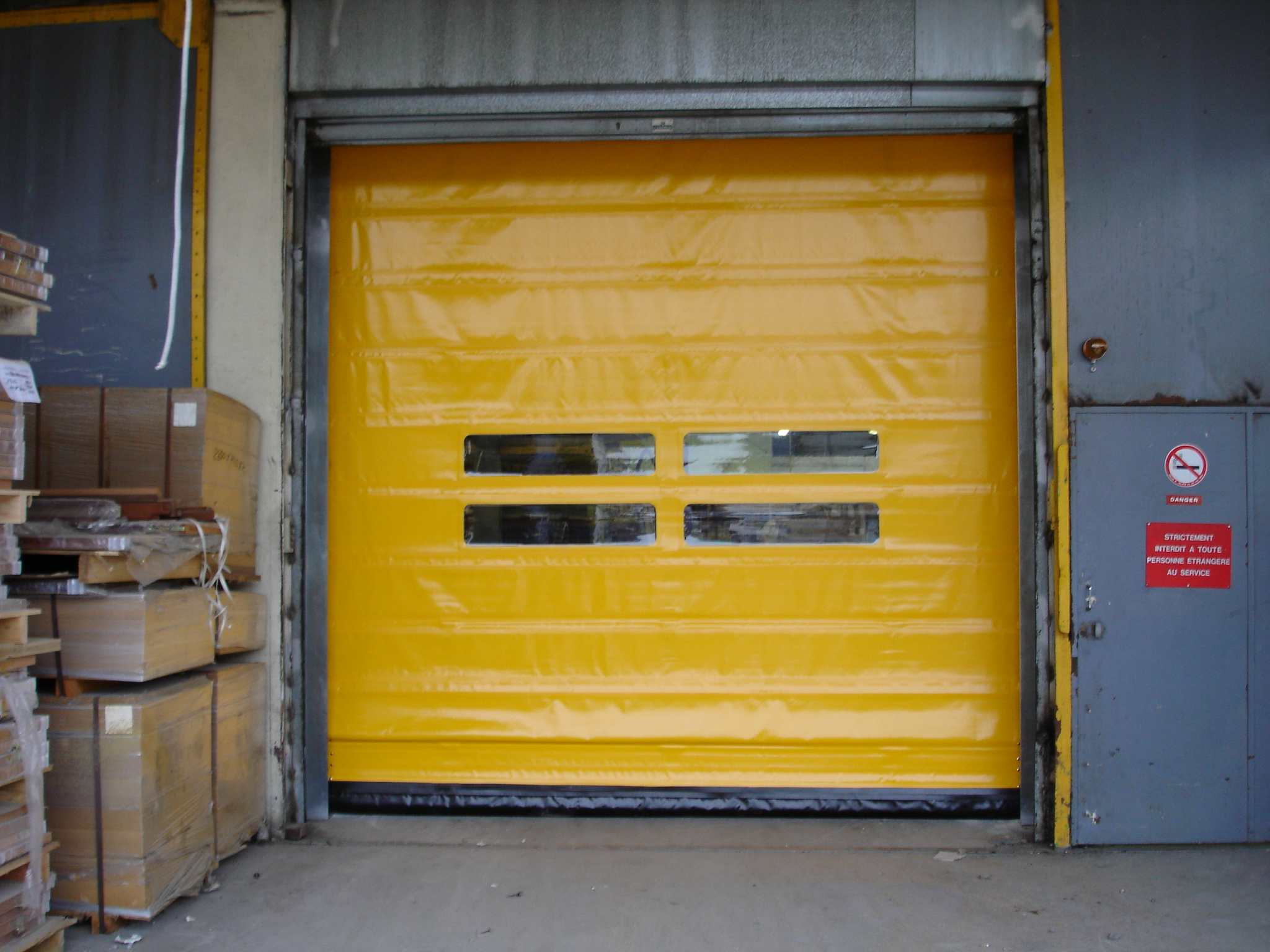 Porte rapide industrielle - motorisation pendulaire - cellules de sécurité intégrées - barre palpeuse sans fil_1