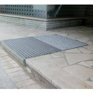 Rampe d'accès escamotable, frontale pour pmr avec tapis intégré,  hauteur de franchissement de 9 à 18 cm - urb accède 900_1