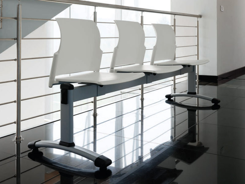 Banc d'accueil Milo - 3 places - Assise et dossier en polypropylène - Coque blanche_1