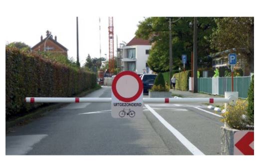 Barrière levante solaire - aluminium thermolaqué - bras avec bandes réfléchissantes - alimentation photovoltaïque_1