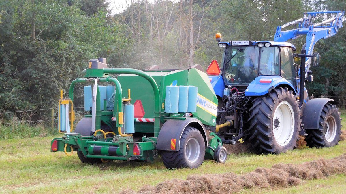 Machine Agronic Midivario II pour la production de balles rondes de 85, 90 ou 100 cm de diamètre