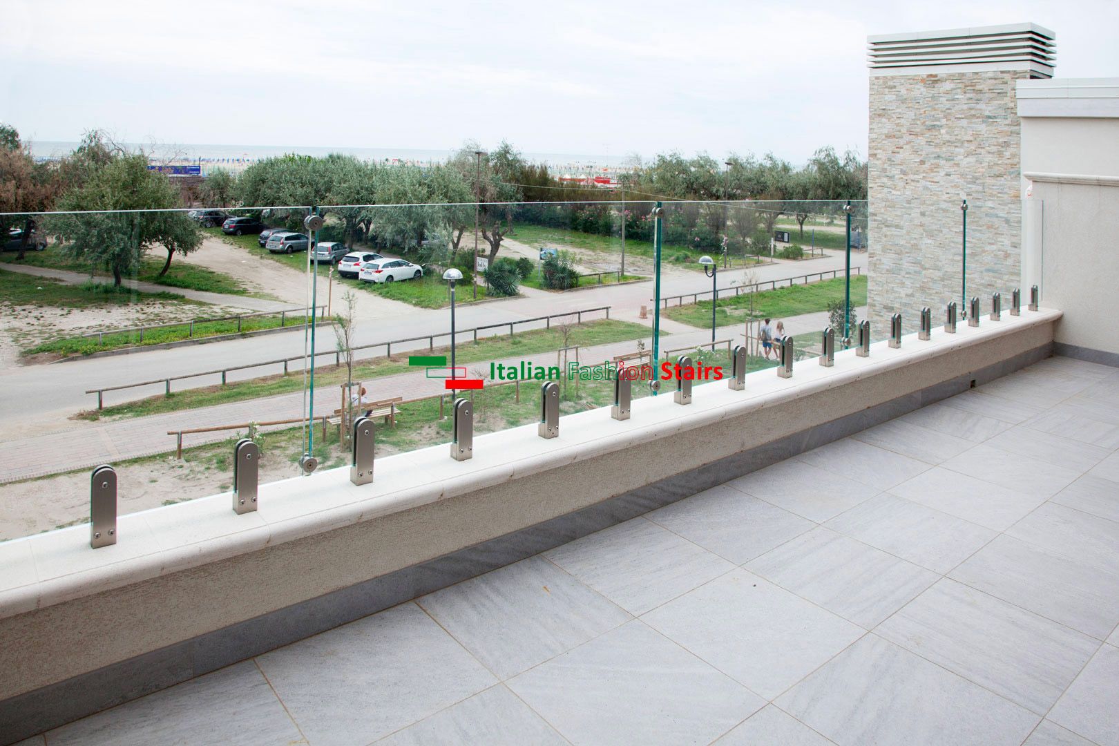 P-e-glass - Garde-corps Italian Fashion Stairs avec panneaux de verre trempé et feuilleté, fixés au béton avec pinces en acier inox Aisi 304_0