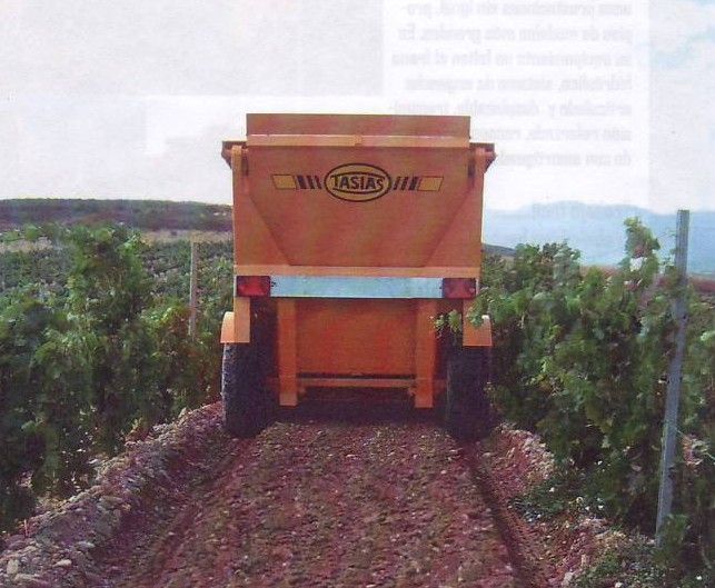 Ramasseuse de pierres spécial vigne compact et maniable, utilisable avec des tracteurs moyens/petits dans des espaces difficiles d'accès_1