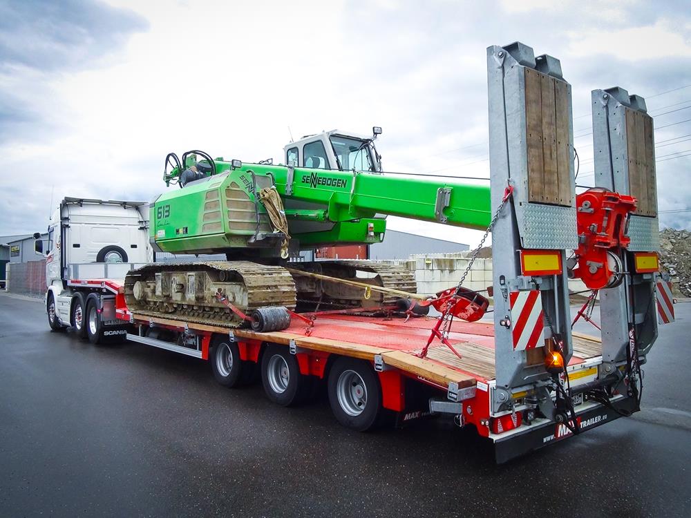 Remorque surbaissée MAX100 avec plateau extensible et essieux auto-suiveurs