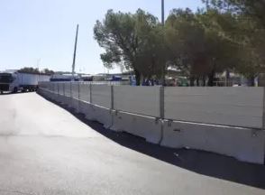 Clôture mobile de chantier solide et sécurisée avec base béton - Modèle en métal, en grillage ou composée de cônes_1