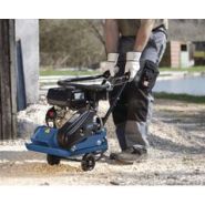 Machine de damage portable avec roues relevables et tapis de protection