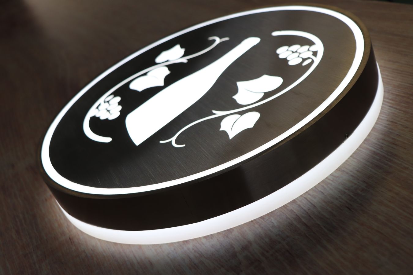 Enseigne en relief avec éclairage LED et face lumineuse