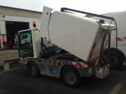 Laveuse de voirie compacte Boschung - 2002 - 2000L - rampe avant et potence rotative_1