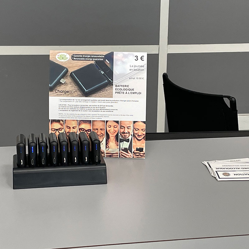 Chargeur Jusqu'à 8 smartphones avec une capacité de 1 800 mA - MOBIL COMPACT_1