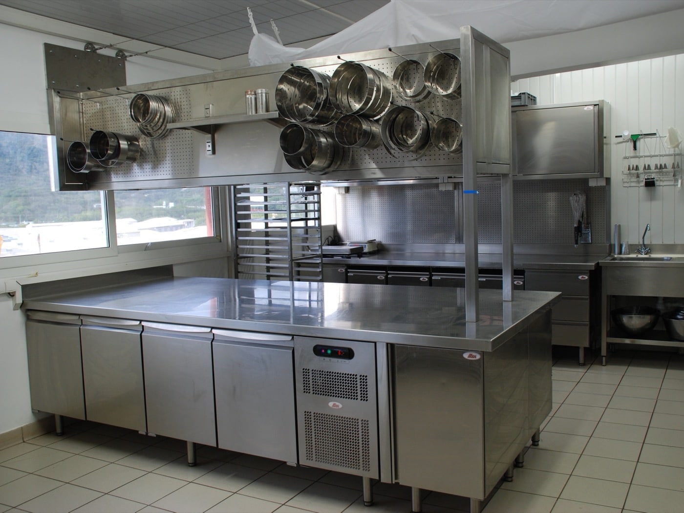 Laboratoire de pâtisserie en Nouvelle Calédonie- Rangement, plonge, mobilier, hotte, robot, froid et cuisson_1