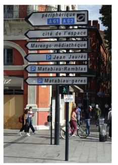 Panneau directionnel avec caisson traversant sur mât - gamme Urville - flèche ou rectangle_1