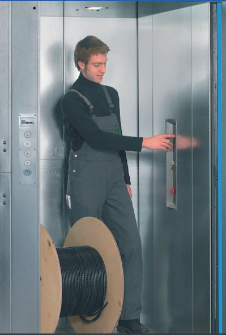 Monte-charges avec accompagnement - bkg france - capacité de 500 kg à 2000 kg_1