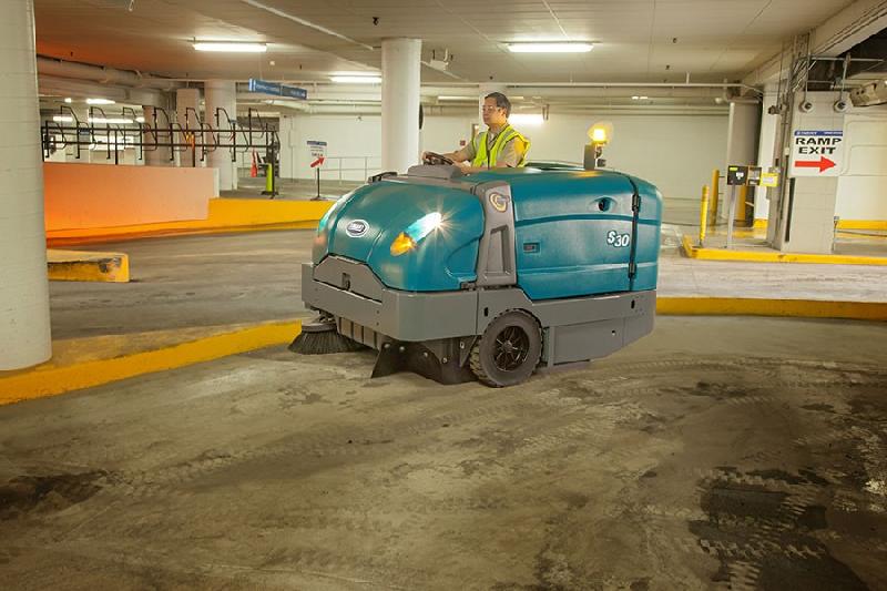 S30 Balayeuse TENNANT autoportée de taille moyenne_1