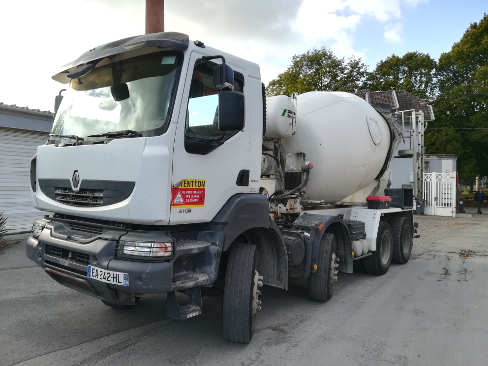 Malaxeur béton Renault Kerax 410 8x4 avec capacité 9m3