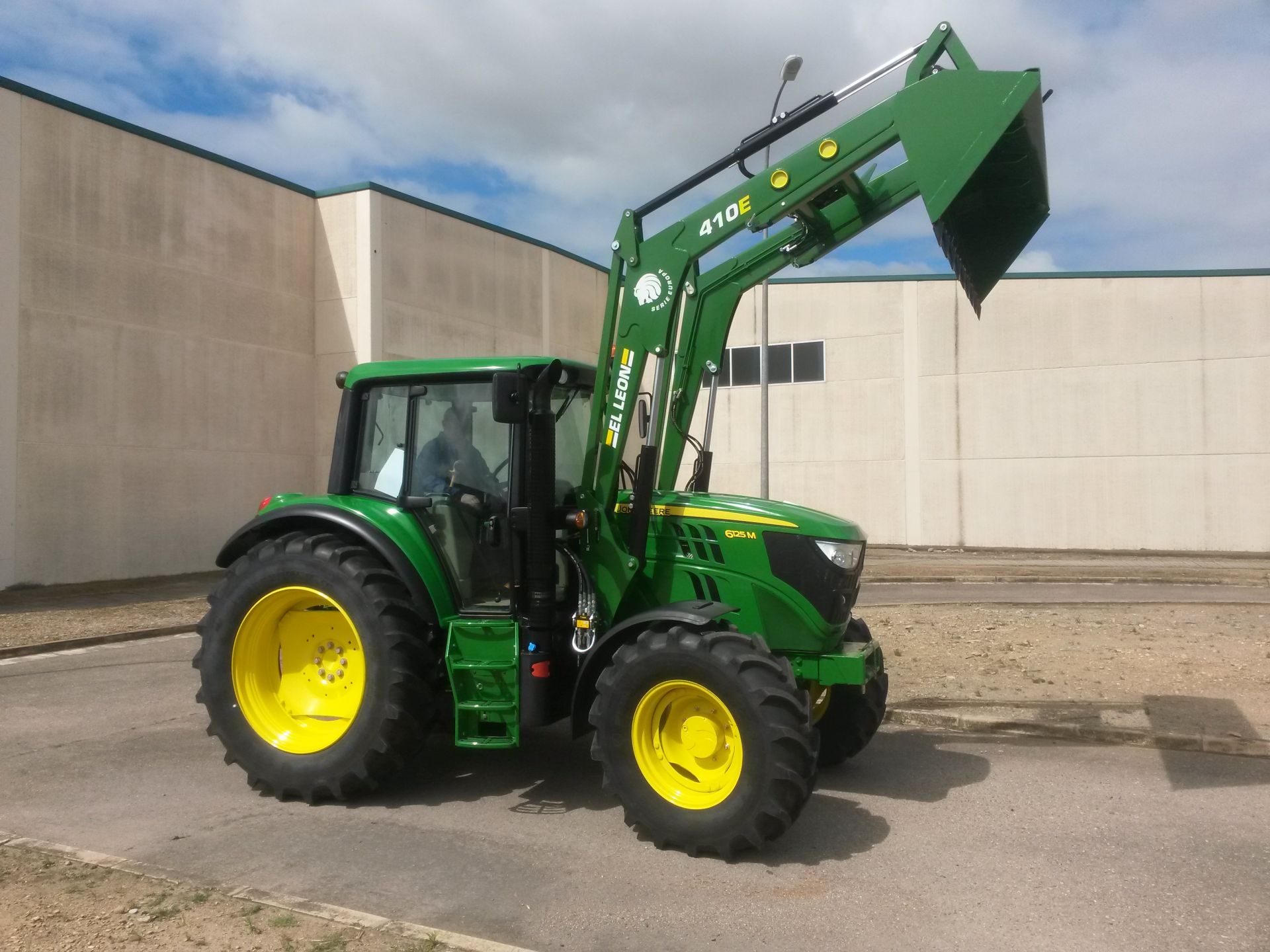 Équipement agricole avec capacité de levage de plus de 2 000 kg