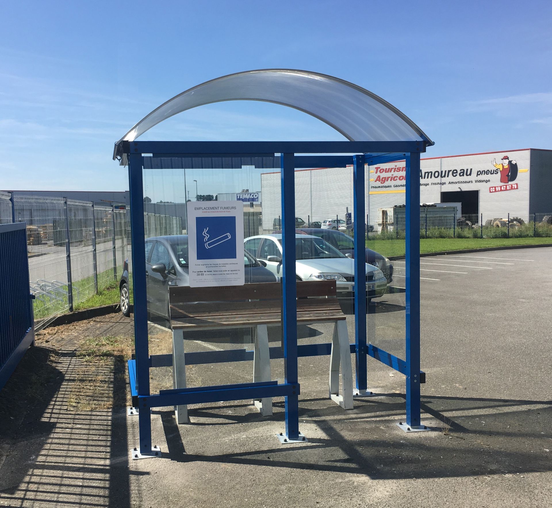 Abri fumeurs avec ossature robuste et toiture résistante