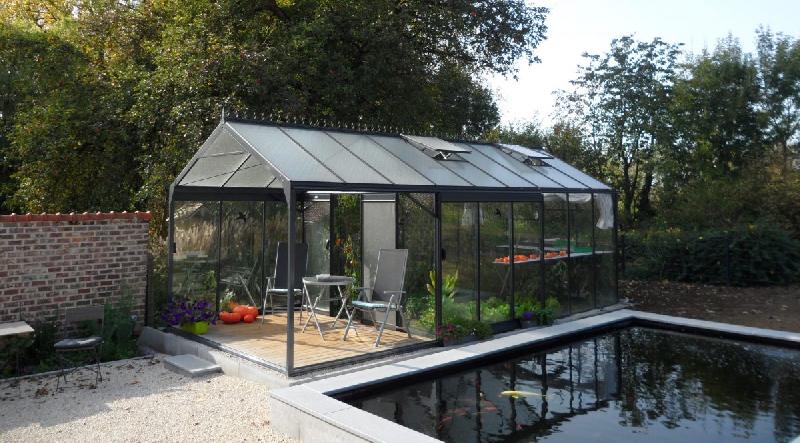 Serre de jardin Borabora - Toiture et parois en verre sécurit float clair - Structure en aluminium noir avec lounge et patio_1