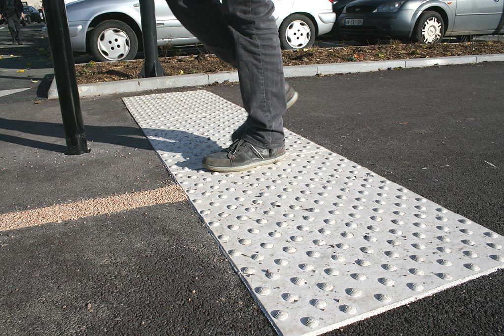 Bande podotactile extérieure autocollante ou à coller - LABRADOR MTA - dimensions 60 x 40 cm, 82 x 40 cm, 82 x 60 cm_1