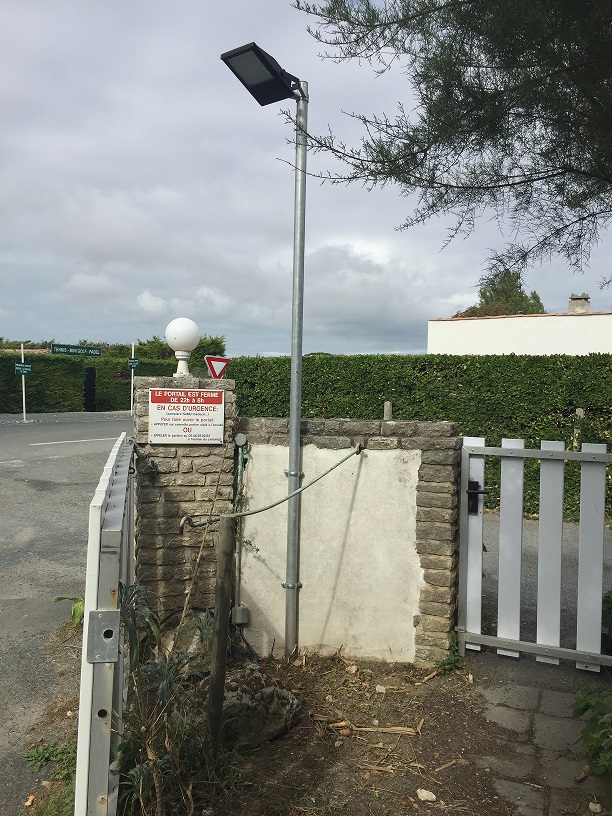 Spot solaire ARL-PB001-MG - 1000 lumens - IP65 - 3m - Mât galvanisé - Autonomie 24h_1