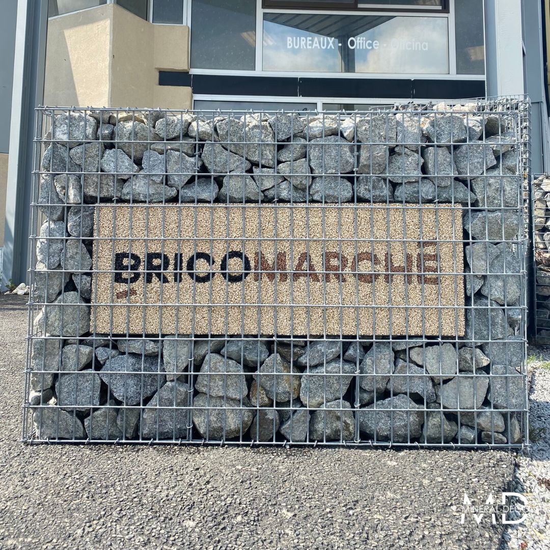 Gabion personnalisé avec logo résiné - motif en gravier de couleur naturelle - sur-mesure et unique_1