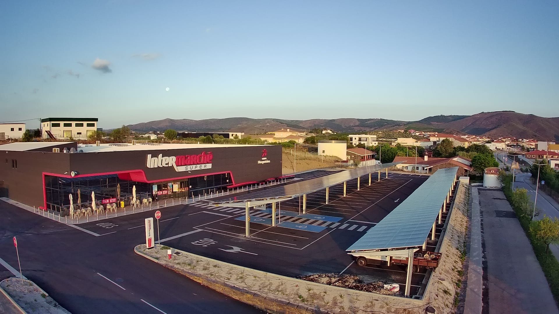 Ombrières photovoltaïques pour parkings - Koman Groupe_1