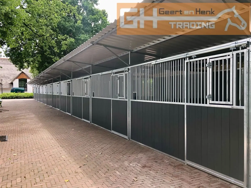 Boxes extérieur avec toit pentu - Écurie extérieure pour chevaux avec toit en appentis ou à pignon_1