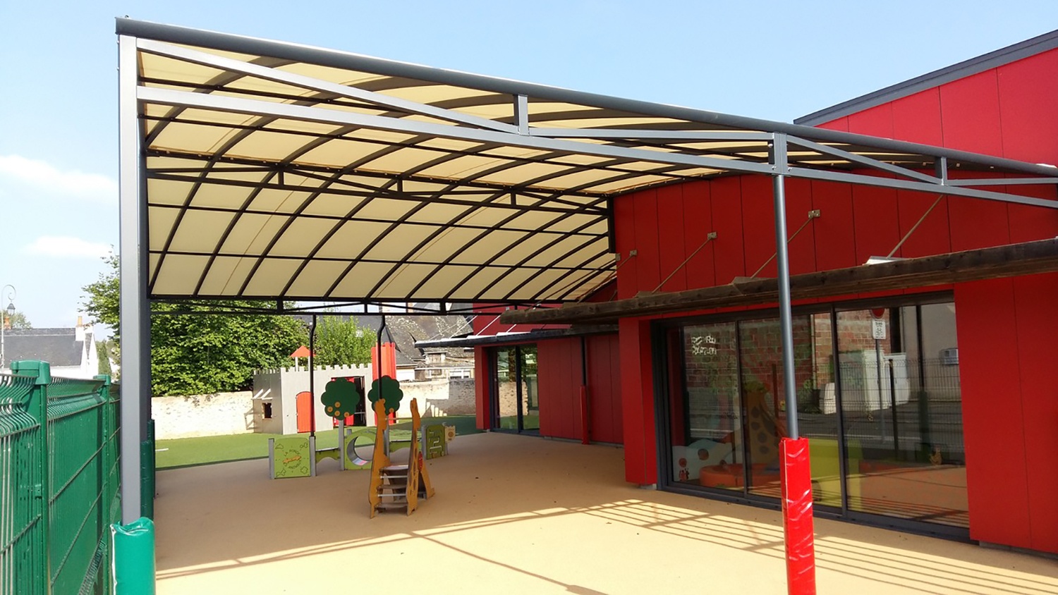 Préau en aluminium sur-mesure, personnalisable et résistant - Pour cours, jardins, terrasses et places_1