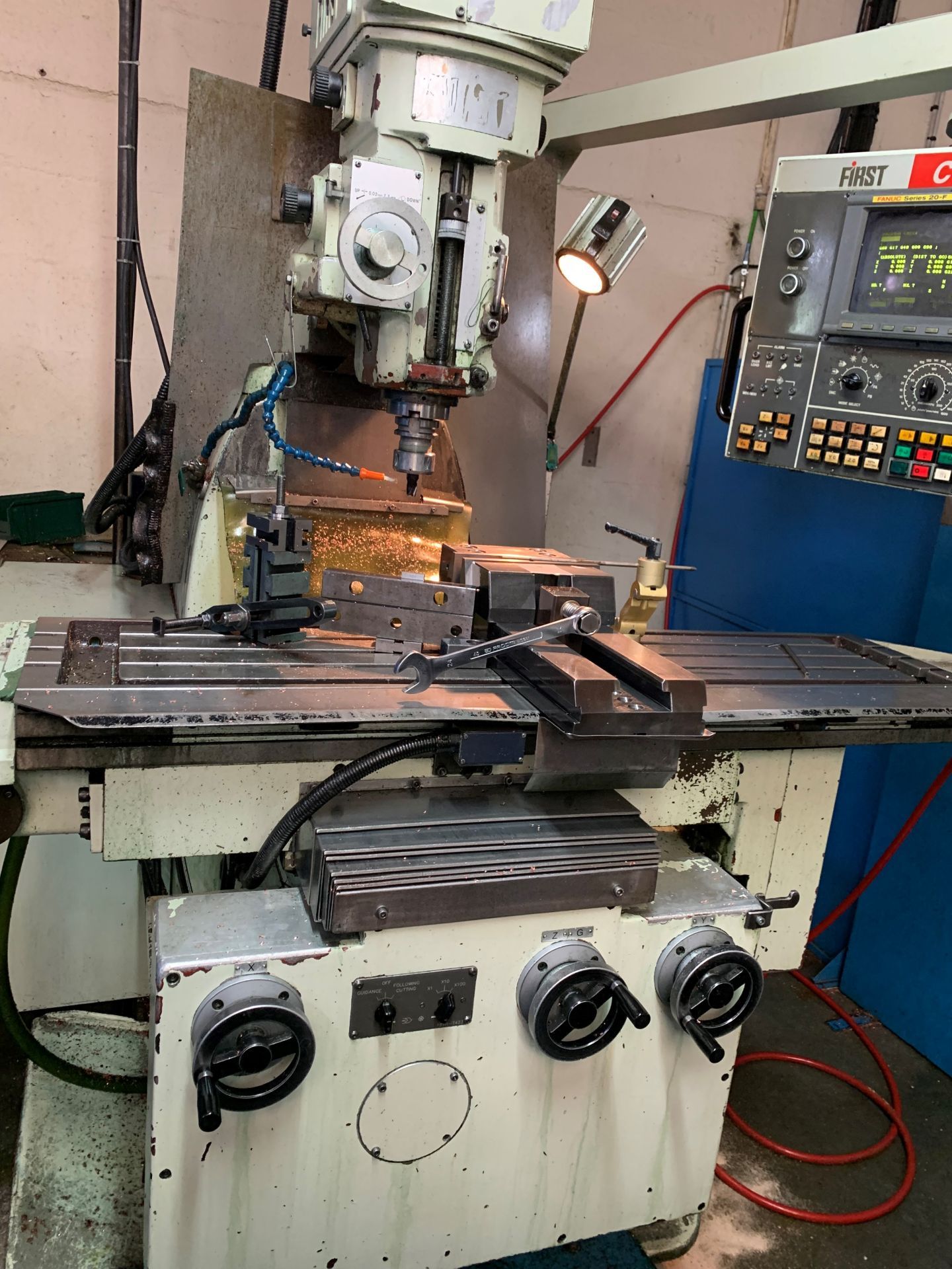 Fraiseuse CN FIRST - Occasion - Ref 3474 - Broche 3000 trs/min - Attachement BT40 - Courses X 650mm/Y 350mm/Z 400mm_2