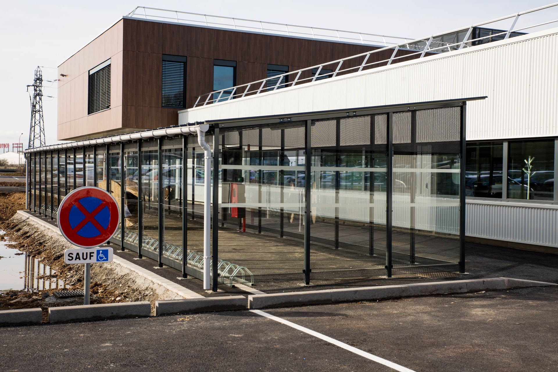 Abri vélos medium sécurisé - design moderne avec toiture inclinée - profondeur 3,20 m_1